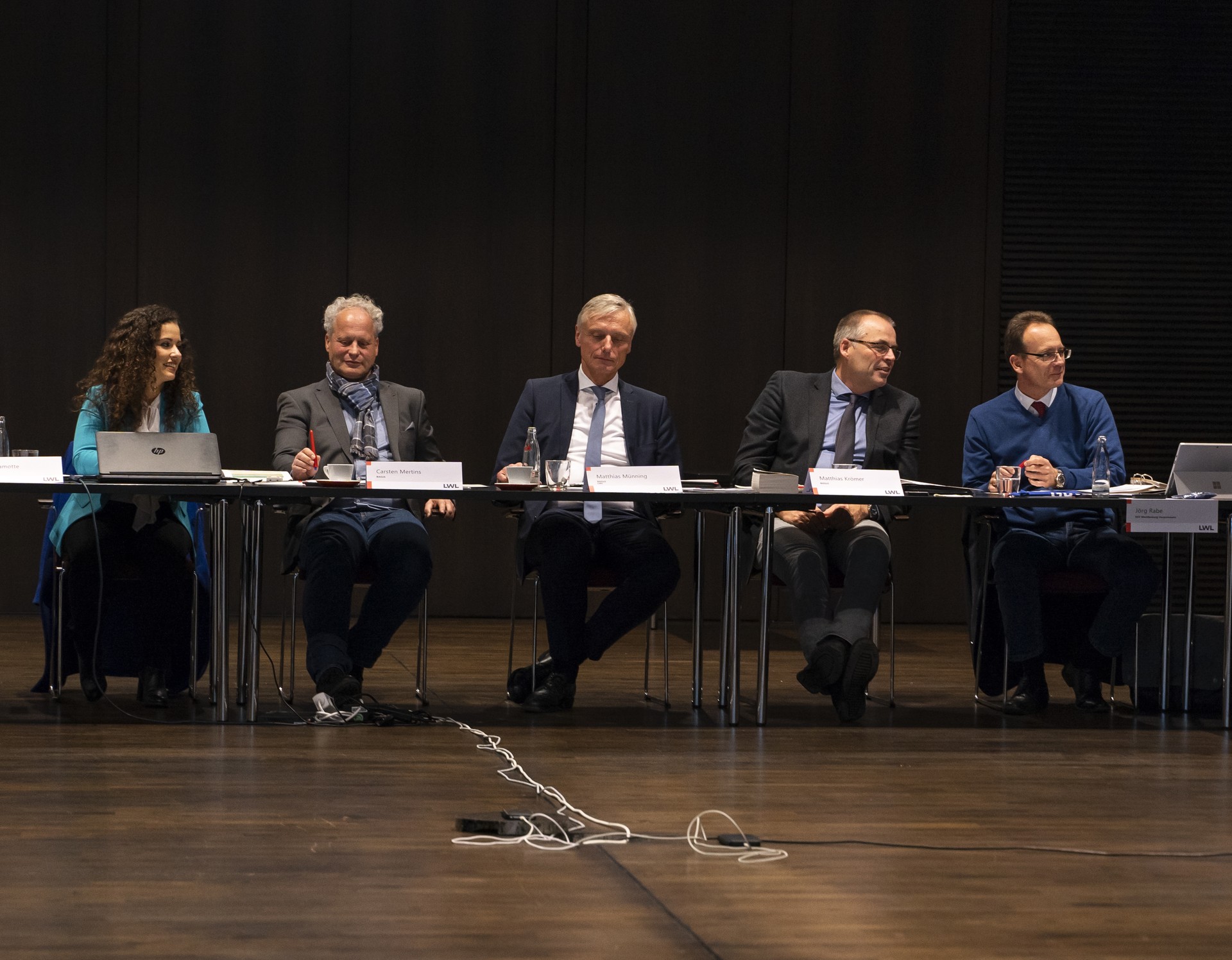 Unsere beiden Geschäftsführer und unser Vorsitzender, Matthias Münning, verfolgen ein Redebeitrag eines Mitglieds. Quelle: © BAGüS