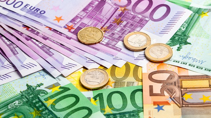 Verschiedene Euro-Münzen liegen auf unterschiedliche Euro-Scheine. Quelle: © eyetronic/stock.adobe.com