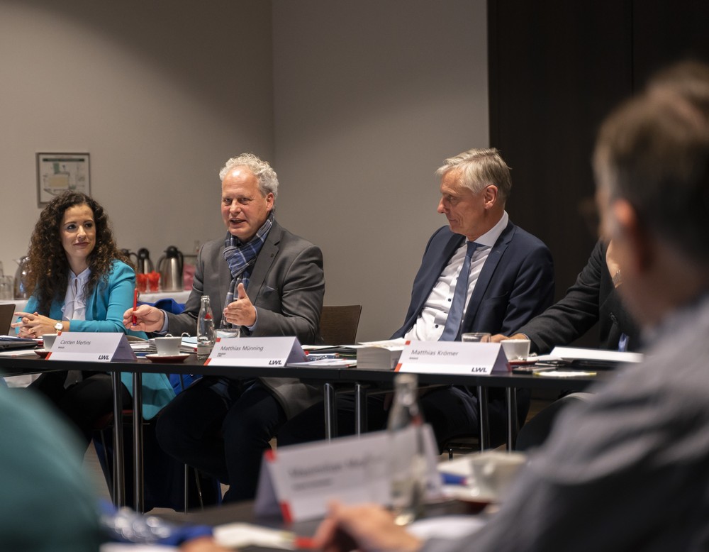 Geschäftsführer Carsten Mertins nimmt zu einem Tagesordnungspunt Stellung. Quelle: © BAGüS