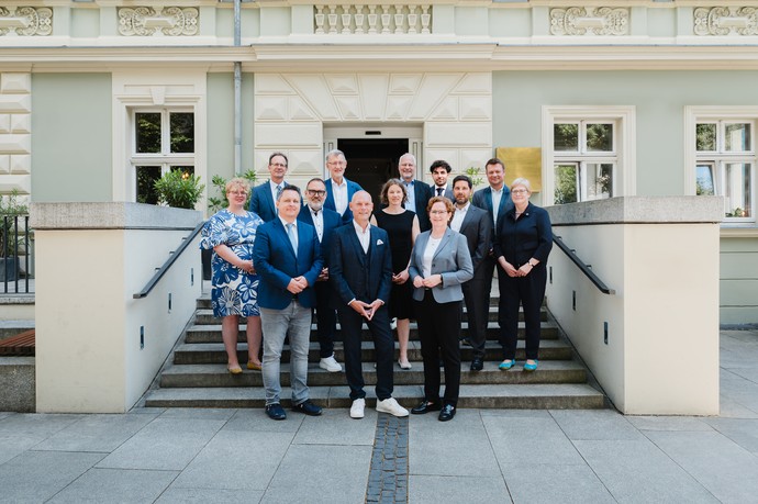 Auf dem Bild sind mehrere Personen zu sehen. Sie bilden zusammen den Vorstand der BAGüS.