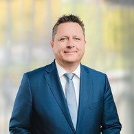 Auf dem Bild ist Dr. Benedikt Schreiner zu sehen. Auf dem Bild ist Dr. Benedikt Schreiner zu sehen.