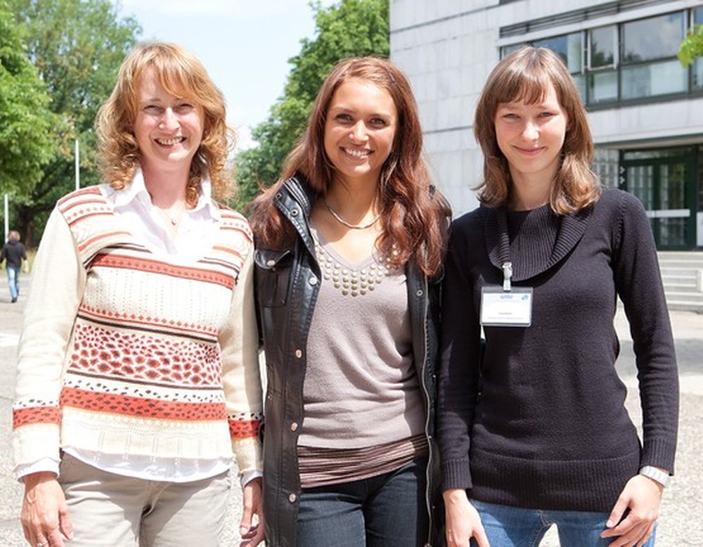 Eine Frau ist auf dem Uni-Campus mit Ihrer Gebärdendolmetscherin und Ihrer Kommilitonin. Quelle: © LWL