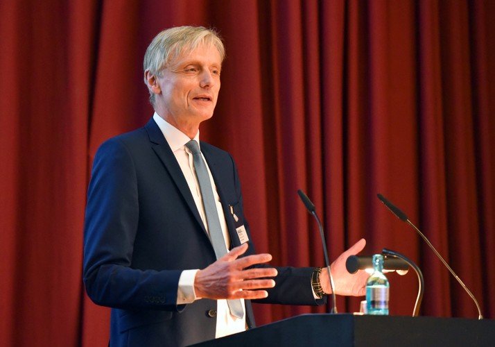 Matthias Münning steht an einem Rednerpult und hält einen Vortrag. Quelle: © BAGüS