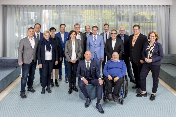 Auf dem Bild sind mehrere Personen zu sehen. Sie bilden zusammen den Vorstand der BAGüS.