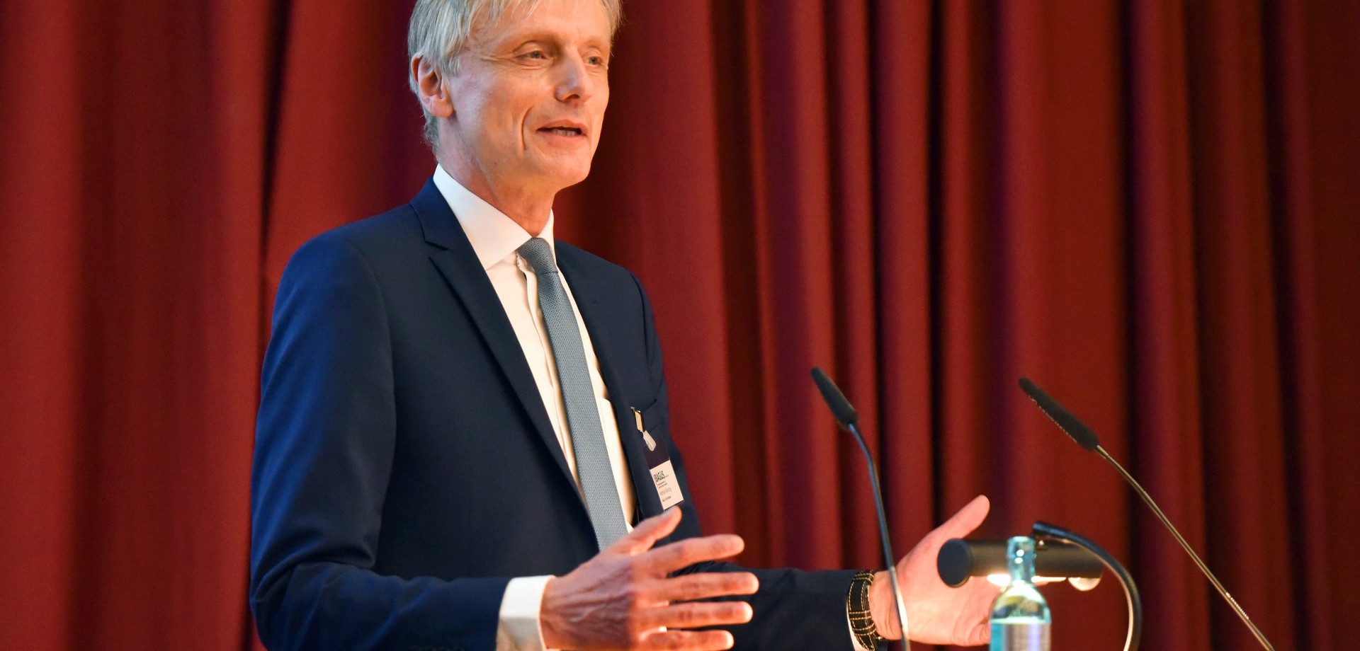 Matthias Münning steht an einem Rednerpult und hält einen Vortrag. Quelle: © BAGüS
