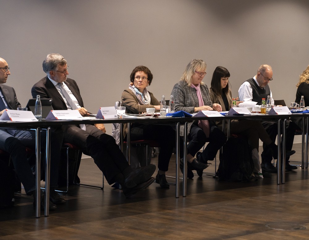 Einige Vertreter unserer Mitglieder sitzen im Sitzungssaal während der Mitgliederversammlung in Münster. Quelle: © BAGüS