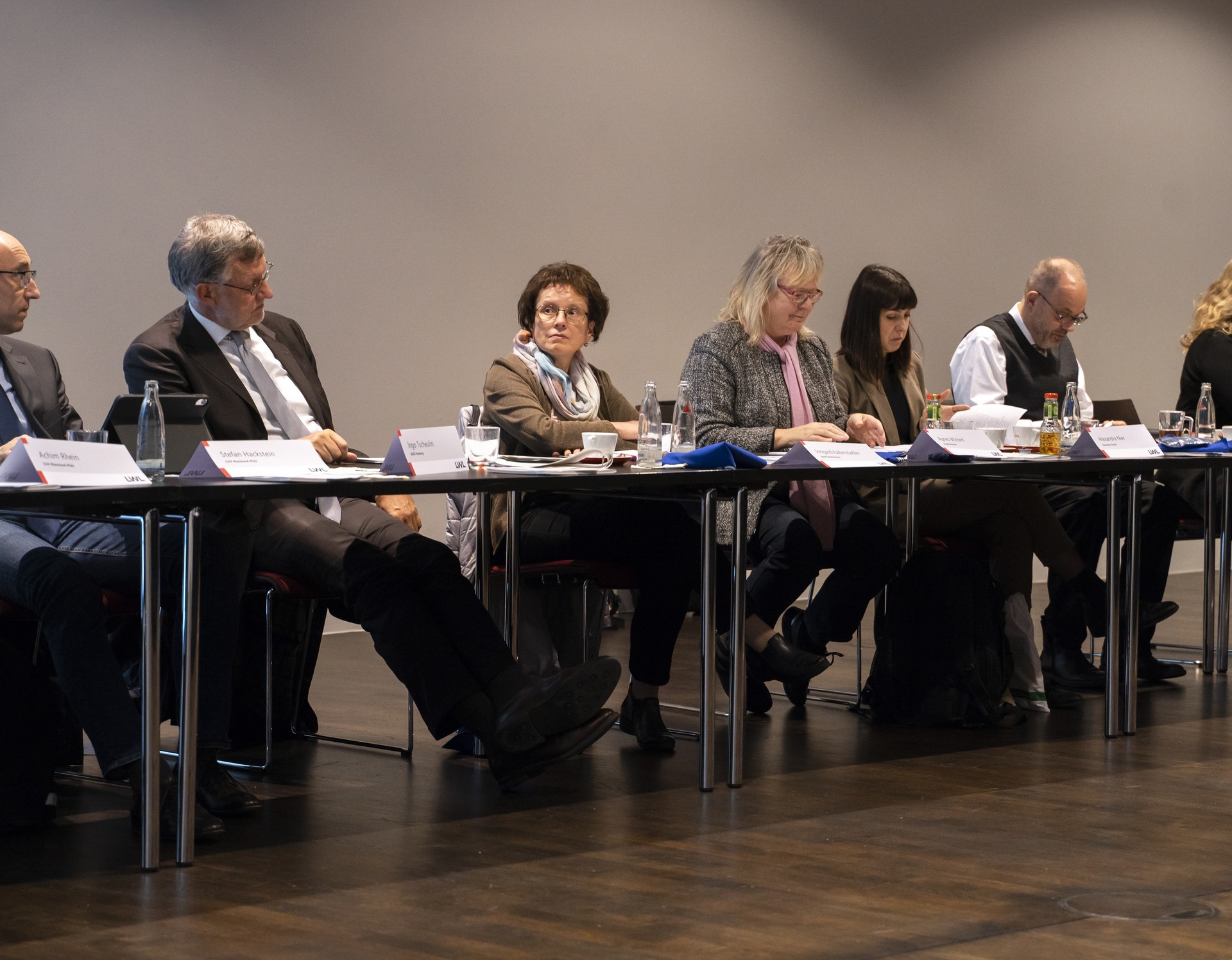 Einige Vertreter unserer Mitglieder sitzen im Sitzungssaal während der Mitgliederversammlung in Münster. Quelle: © BAGüS