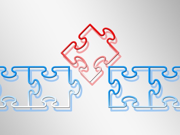 Das Bild zeigt ein rotes Puzzle-Teil, das zwischen zwei blaue Puzzle-Teile eingefügt wird. Quelle: © stock.adobe