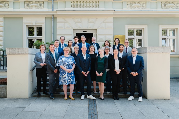 Auf dem Bild sind mehrere Personen zu sehen. Sie bilden zusammen die Hauptversammlung der BAGüS.