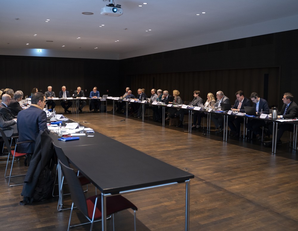Unsere Mitglieder sitzen im Sitzungssaal während der Mitgliederversammlung in Münster. Quelle: © BAGüS