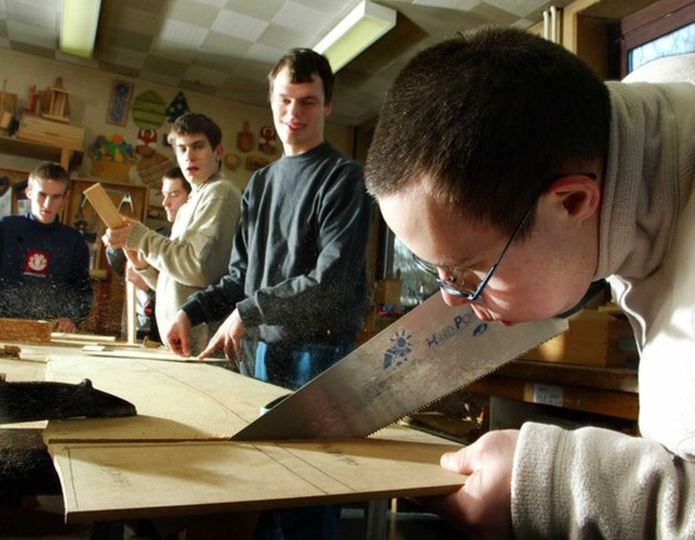 Ein Mann sägt Holz in einer Werkstatt. Quelle: © LWL