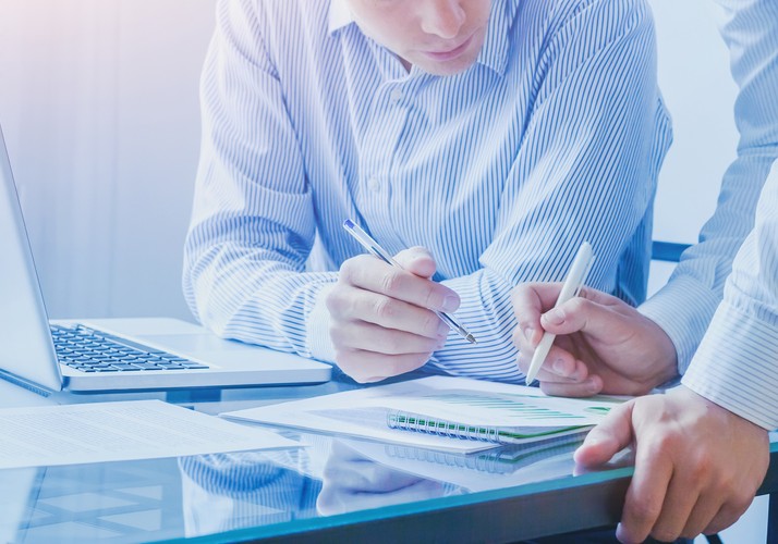 Zwei Personen, die gemeinsam an einem Dokument arbeiten. Quelle: © anyaberkut/stock.adobe.com